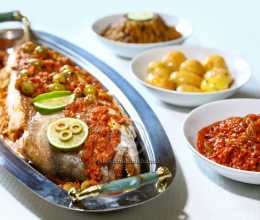 سمكة دنيس (باجو) محشوة بشعرية الأرز والخضر، صلصة بالزيتون الأخضر